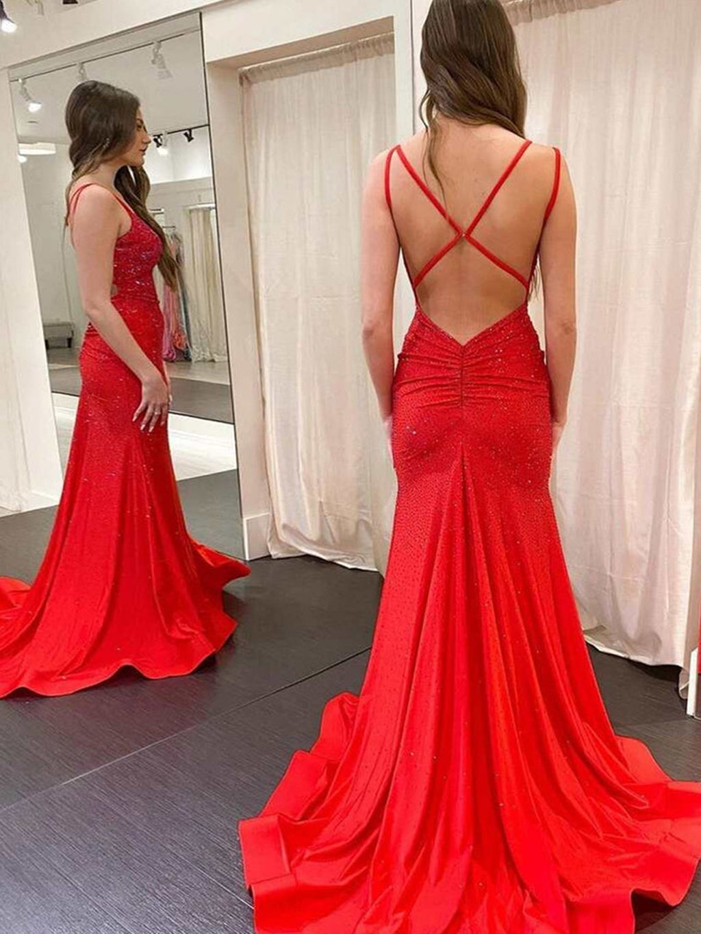 Abito da sera a sirena in maglia con scollo a V e perline