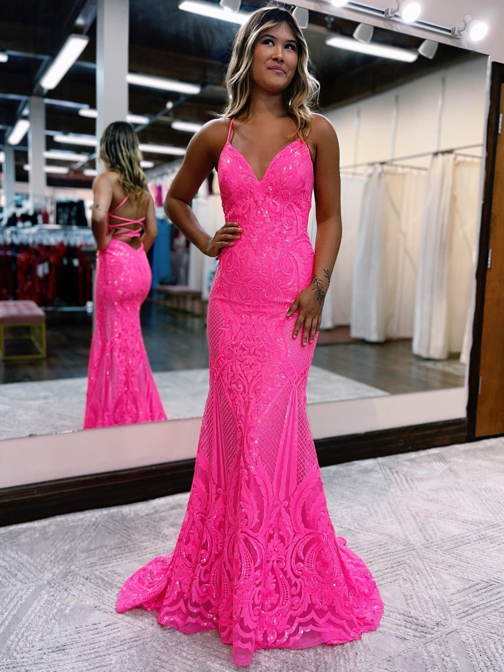 Abito lungo da sera aderente a sirena rosa con scollo a V, glitter e schiena scoperta