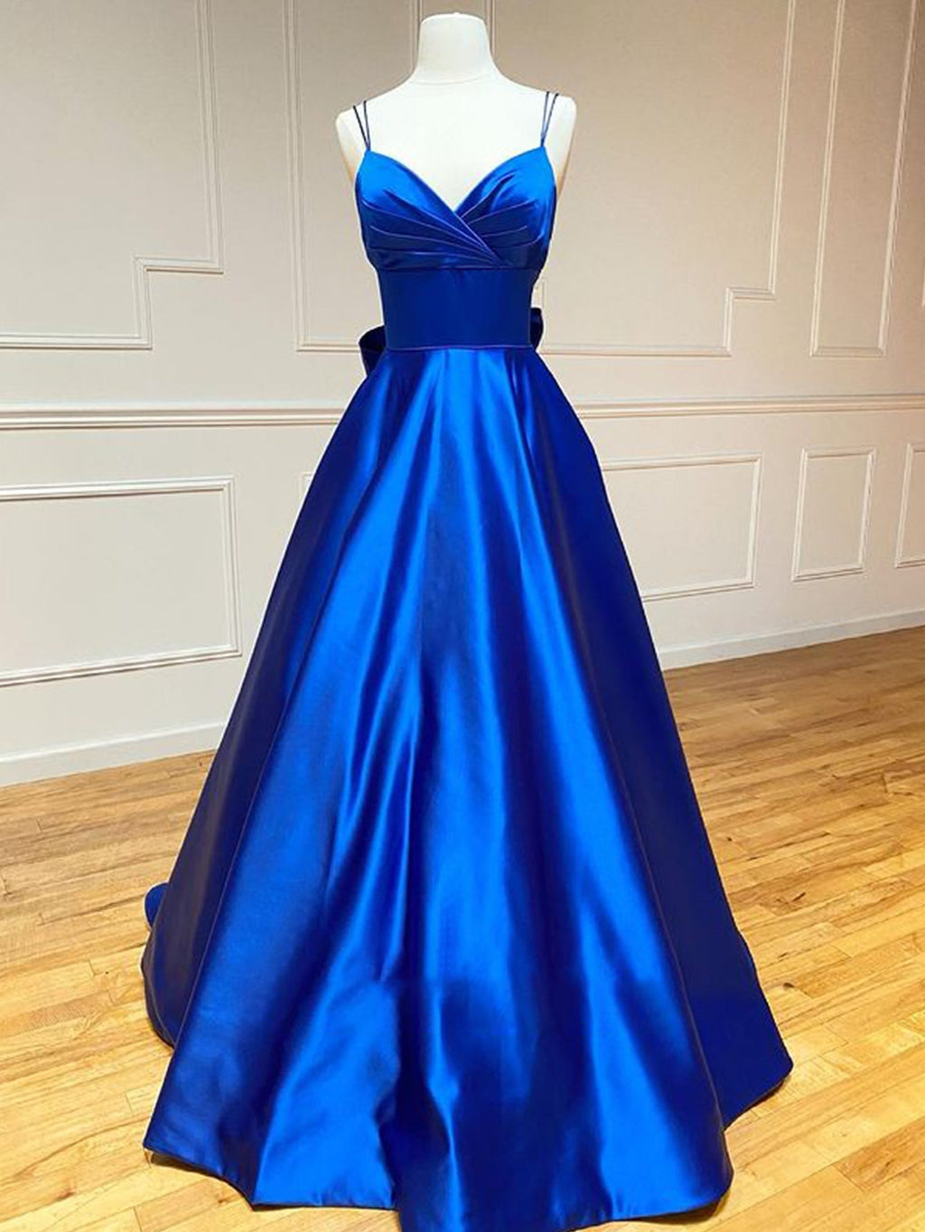 Vestido longo de baile em cetim, corte em A, decote em V com laço
