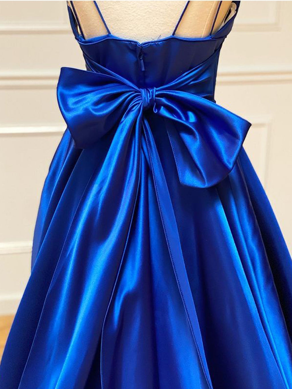 Vestido longo de baile em cetim, corte em A, decote em V com laço
