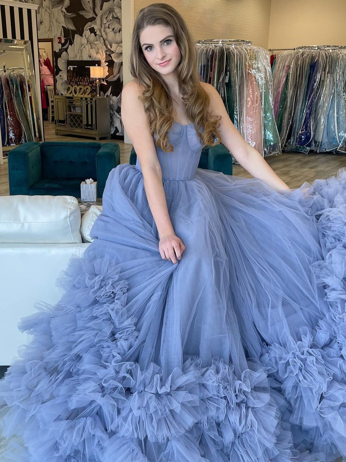 Vestido longo de baile azul, em linha A, com folhos, sem alças