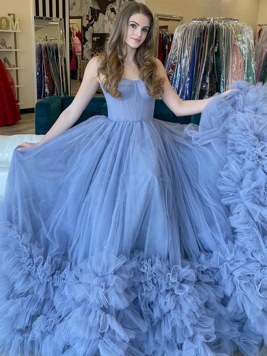 Vestido longo de baile azul, em linha A, com folhos, sem alças