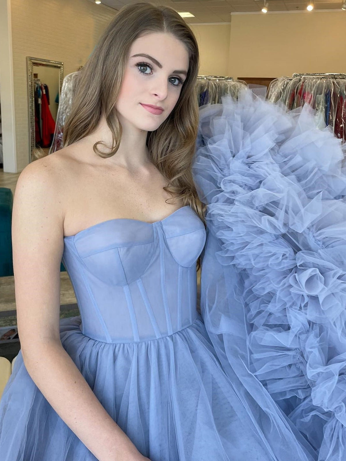Vestido longo de baile azul, em linha A, com folhos, sem alças