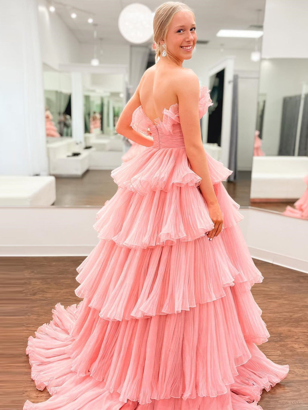 Trägerloses A-Linien-Ballkleid aus gestuftem Knittertüll