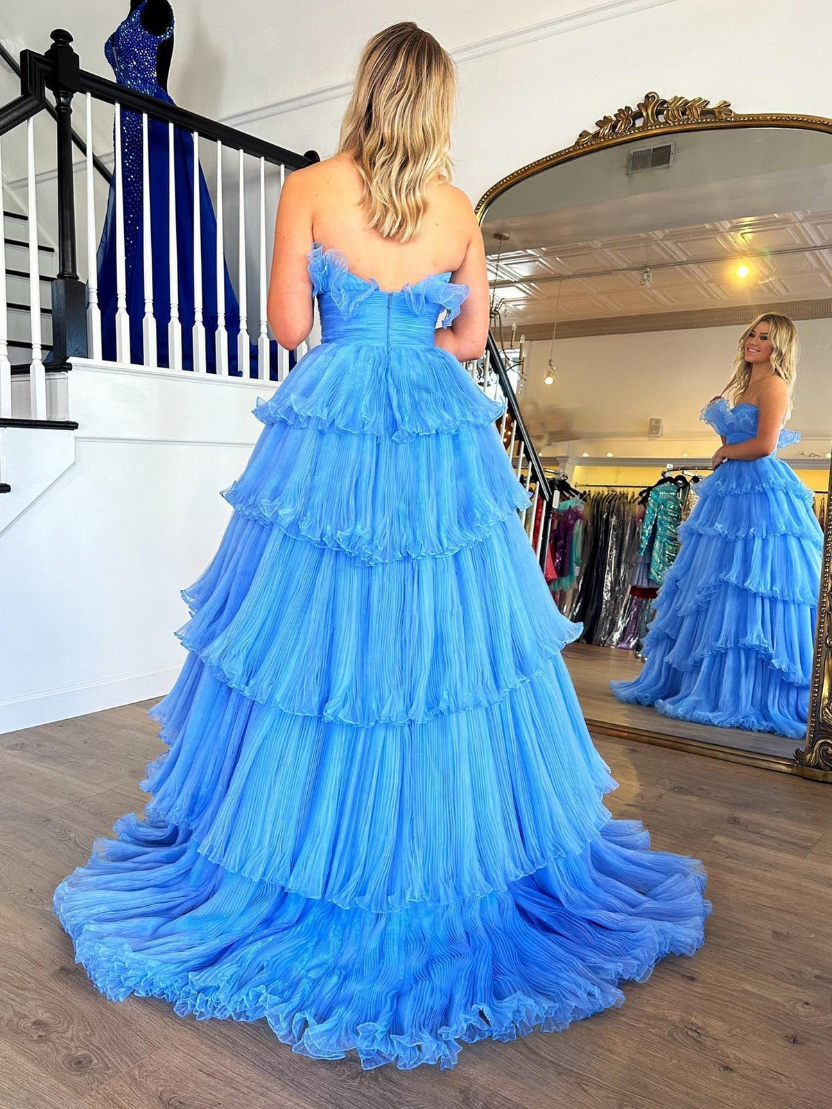 Trägerloses A-Linien-Ballkleid aus gestuftem Knittertüll