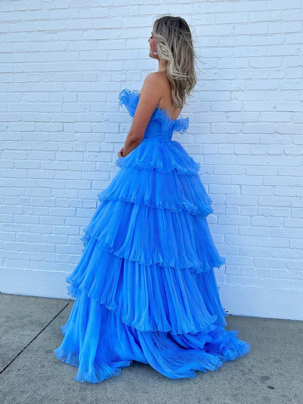 Trägerloses A-Linien-Ballkleid aus gestuftem Knittertüll
