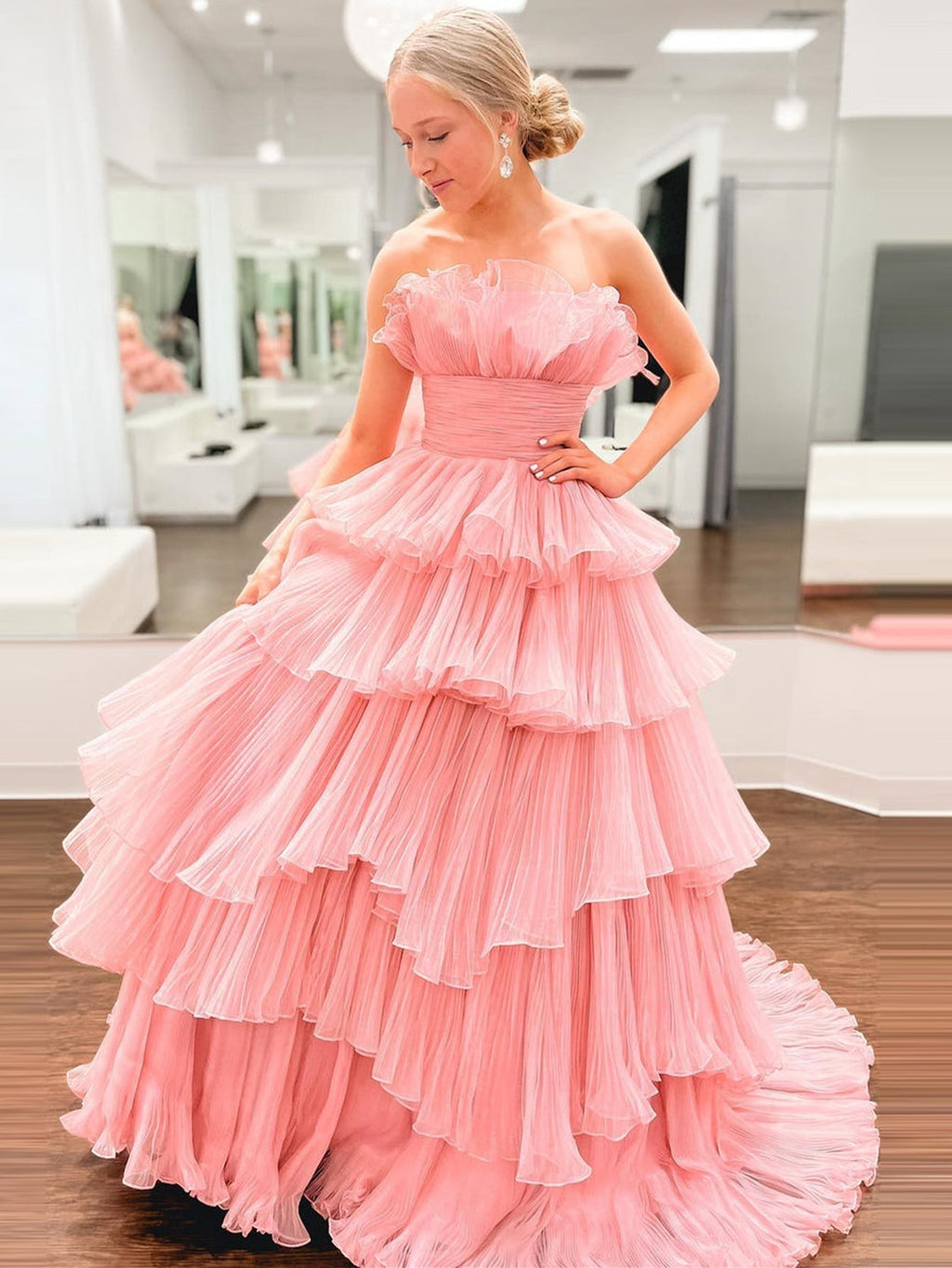 Trägerloses A-Linien-Ballkleid aus gestuftem Knittertüll