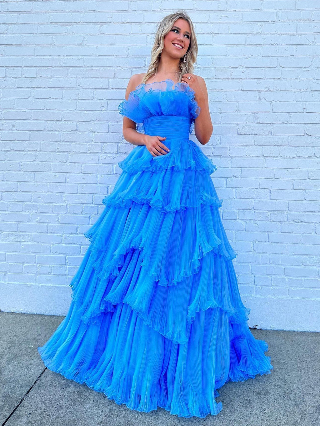 Trägerloses A-Linien-Ballkleid aus gestuftem Knittertüll