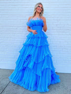Trägerloses A-Linien-Ballkleid aus gestuftem Knittertüll