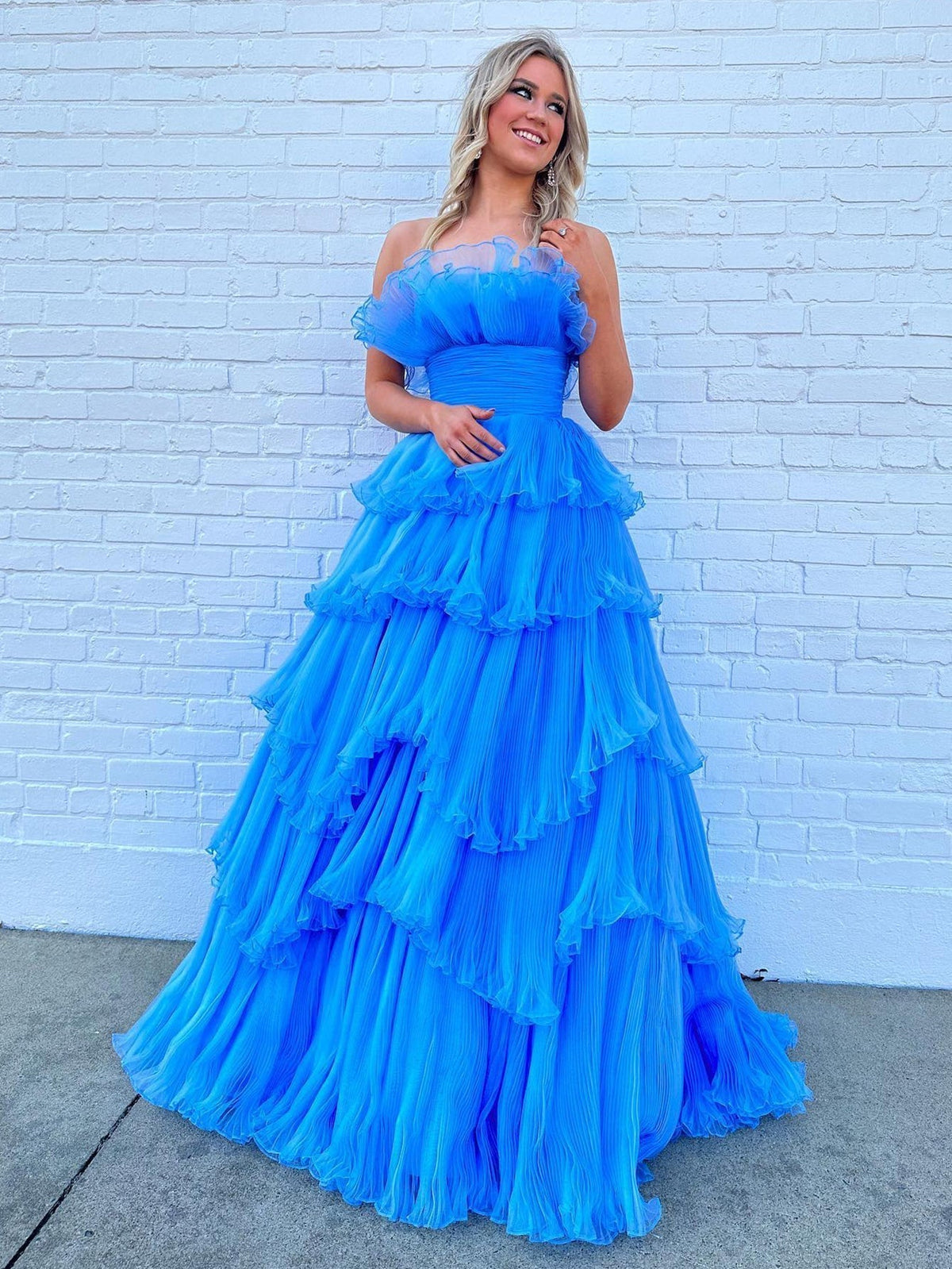Trägerloses A-Linien-Ballkleid aus gestuftem Knittertüll