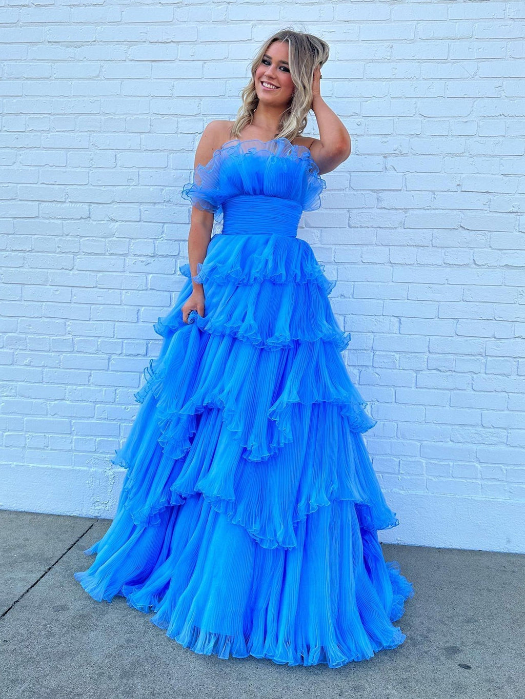 Trägerloses A-Linien-Ballkleid aus gestuftem Knittertüll