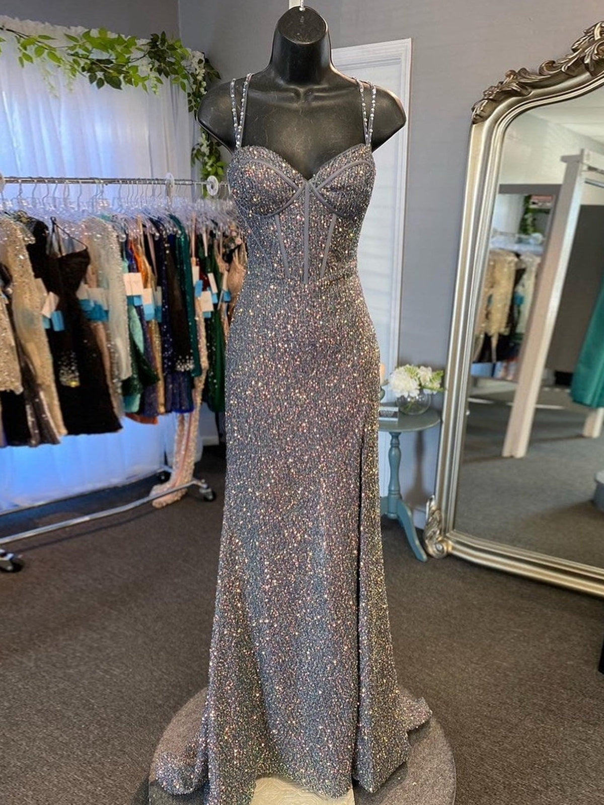 Vestido longo cinzento com brilho, decote em V e racha