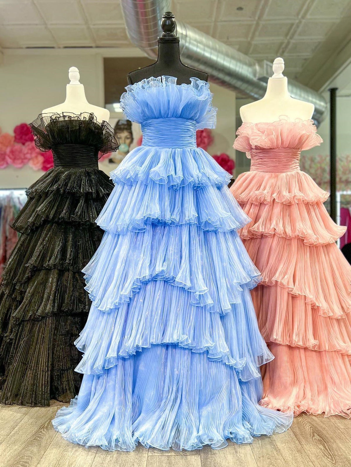 Trägerloses A-Linien-Ballkleid aus gestuftem Knittertüll