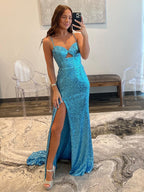 Langes blaues Ballkleid mit V-Ausschnitt und Cut-Out