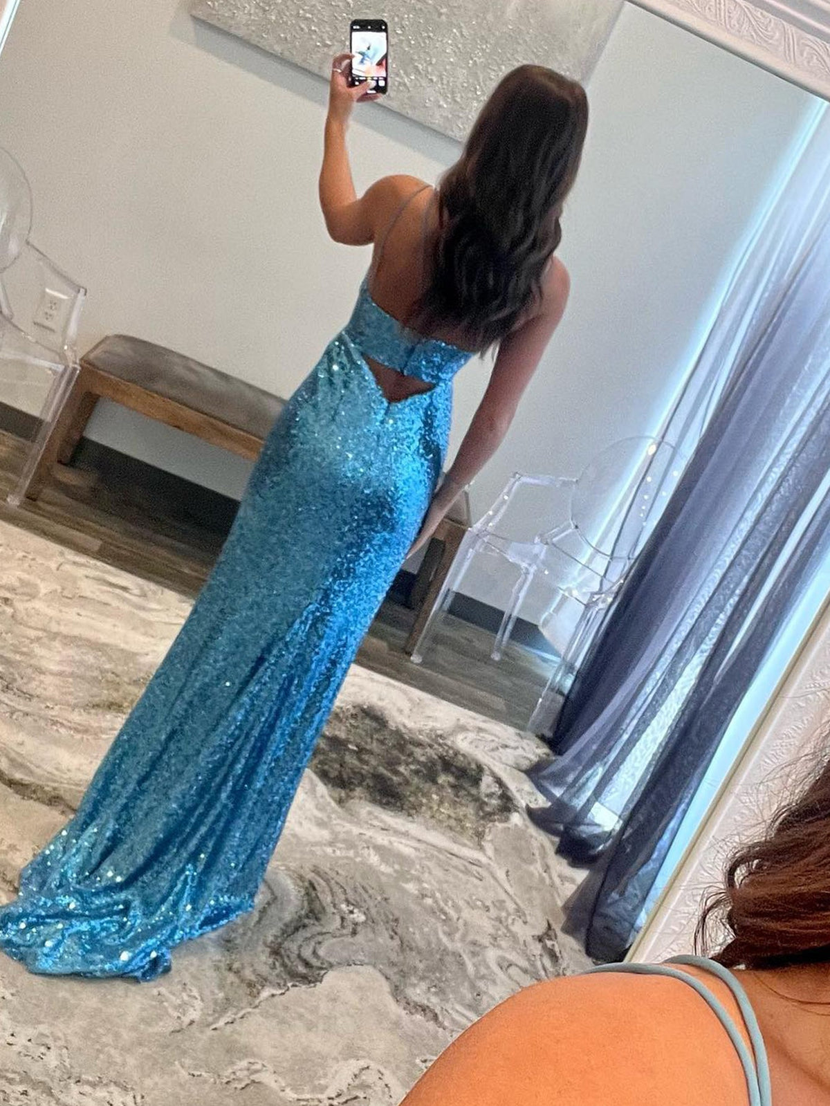 Langes blaues Ballkleid mit V-Ausschnitt und Cut-Out