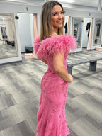 Vestido longo de baile com decote em V profundo, penas e renda, estilo sereia