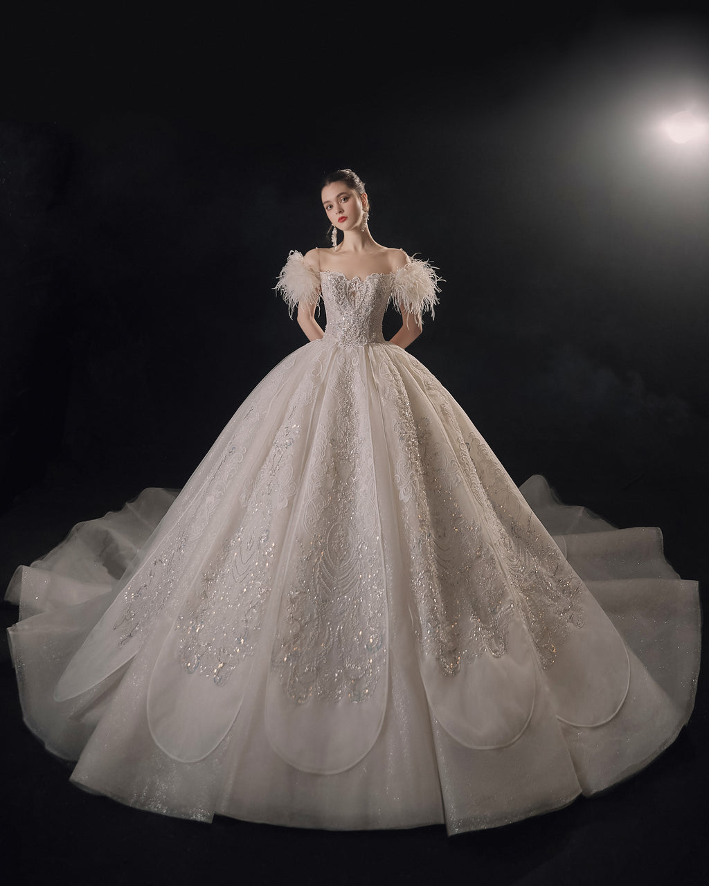 Vestido de Noiva Etéreo com Ombros Descobertos, Plumas e Saia Rodada, com Cauda de Catedral e Aplicações de Renda com Cristais