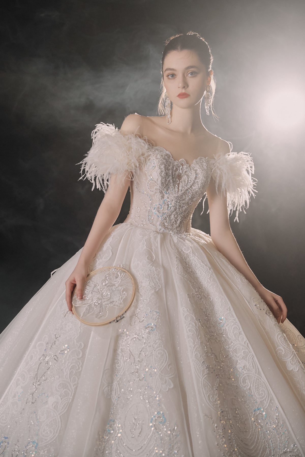 Vestido de Noiva Etéreo com Ombros Descobertos, Plumas e Saia Rodada, com Cauda de Catedral e Aplicações de Renda com Cristais