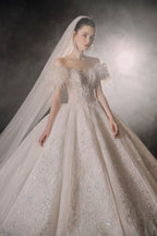 Vestido de Noiva Etéreo com Ombros Descobertos, Plumas e Saia Rodada, com Cauda de Catedral e Aplicações de Renda com Cristais