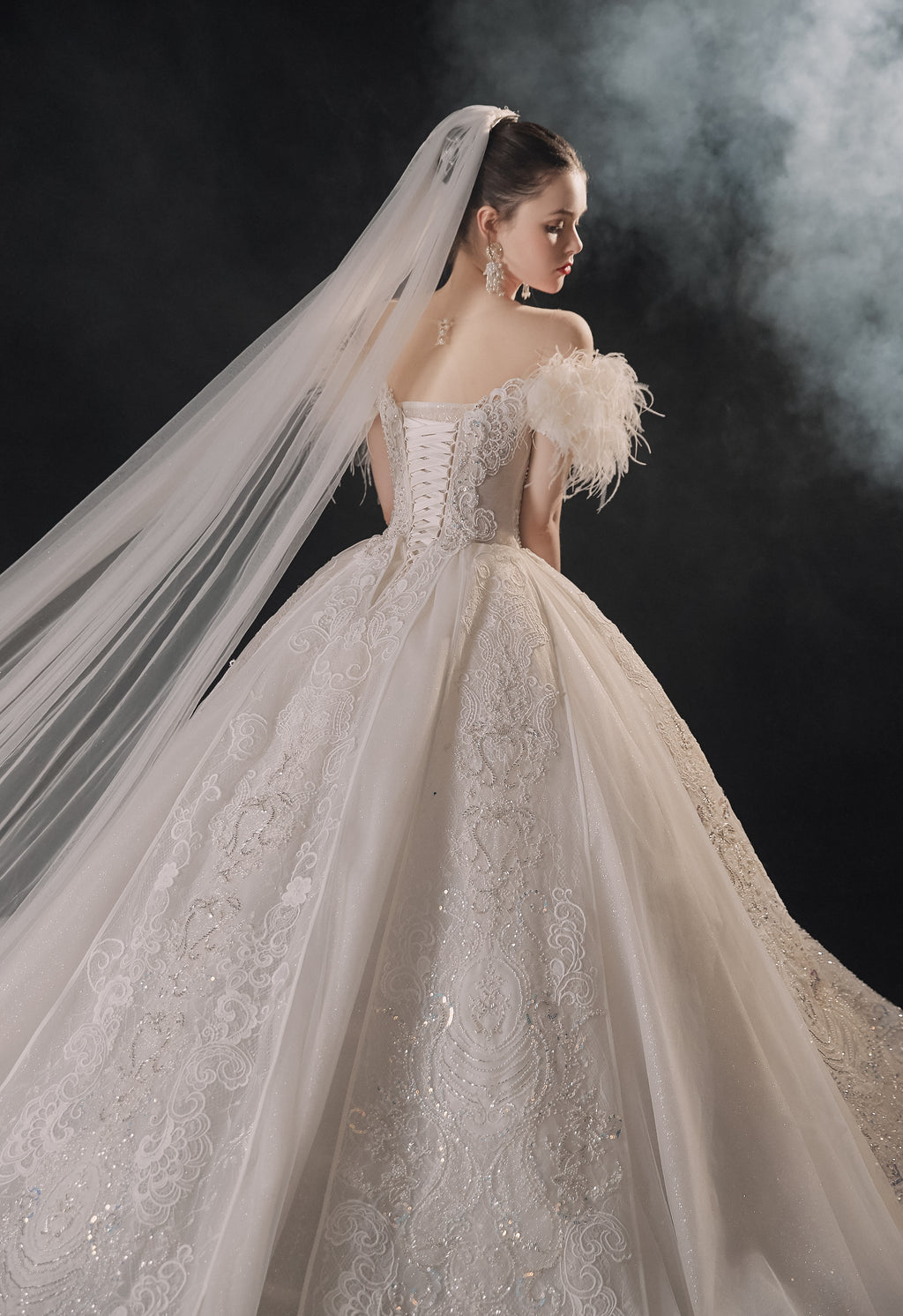 Vestido de Noiva Etéreo com Ombros Descobertos, Plumas e Saia Rodada, com Cauda de Catedral e Aplicações de Renda com Cristais