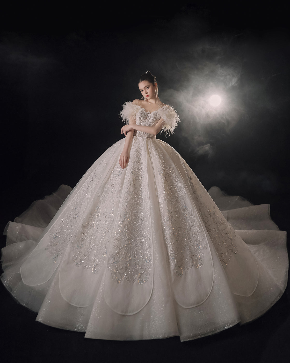 Vestido de Noiva Etéreo com Ombros Descobertos, Plumas e Saia Rodada, com Cauda de Catedral e Aplicações de Renda com Cristais