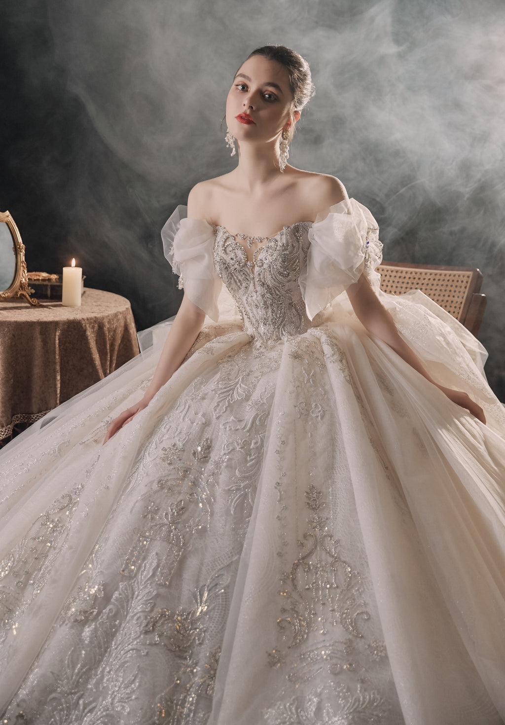 Vestido de Noiva Etéreo com Ombros Descobertos, Laço de Tule e Saia Rodada, com Cauda de Catedral e Aplicações de Renda com Cristais