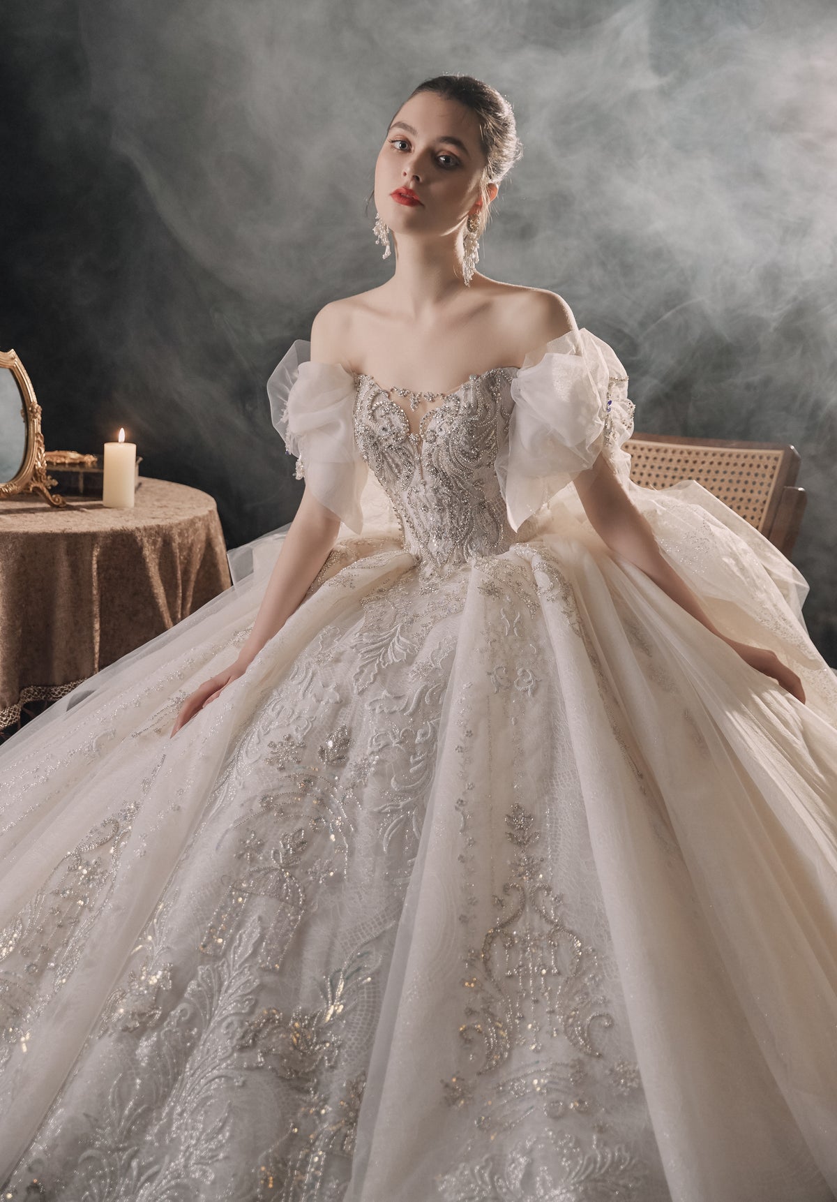 Vestido de Noiva Etéreo com Ombros Descobertos, Laço de Tule e Saia Rodada, com Cauda de Catedral e Aplicações de Renda com Cristais
