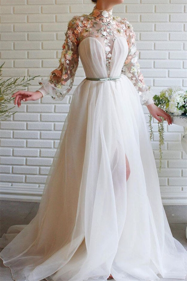 Vestidos de baile brancos com mangas compridas, corte evasê, gola alta, tule, flores e cauda de sereia com racha