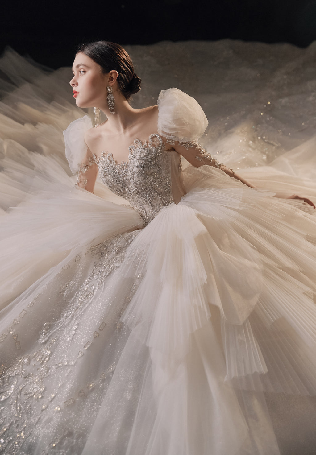 Vestido de Noiva Regal com Mangas Bufantes, Bola de Cristal, Cauda de Catedral e Saia de Tule em Camadas
