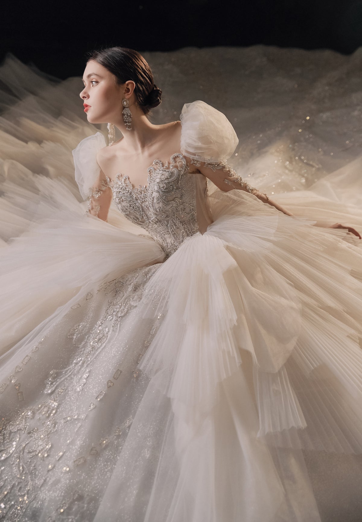 Vestido de Noiva Regal com Mangas Bufantes, Bola de Cristal, Cauda de Catedral e Saia de Tule em Camadas