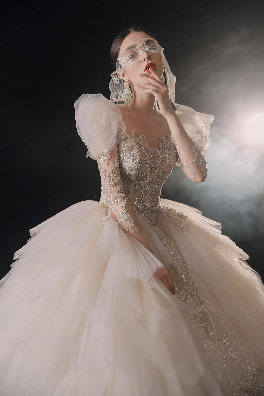 Vestido de Noiva Regal com Mangas Bufantes, Bola de Cristal, Cauda de Catedral e Saia de Tule em Camadas