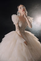 Vestido de Noiva Regal com Mangas Bufantes, Bola de Cristal, Cauda de Catedral e Saia de Tule em Camadas