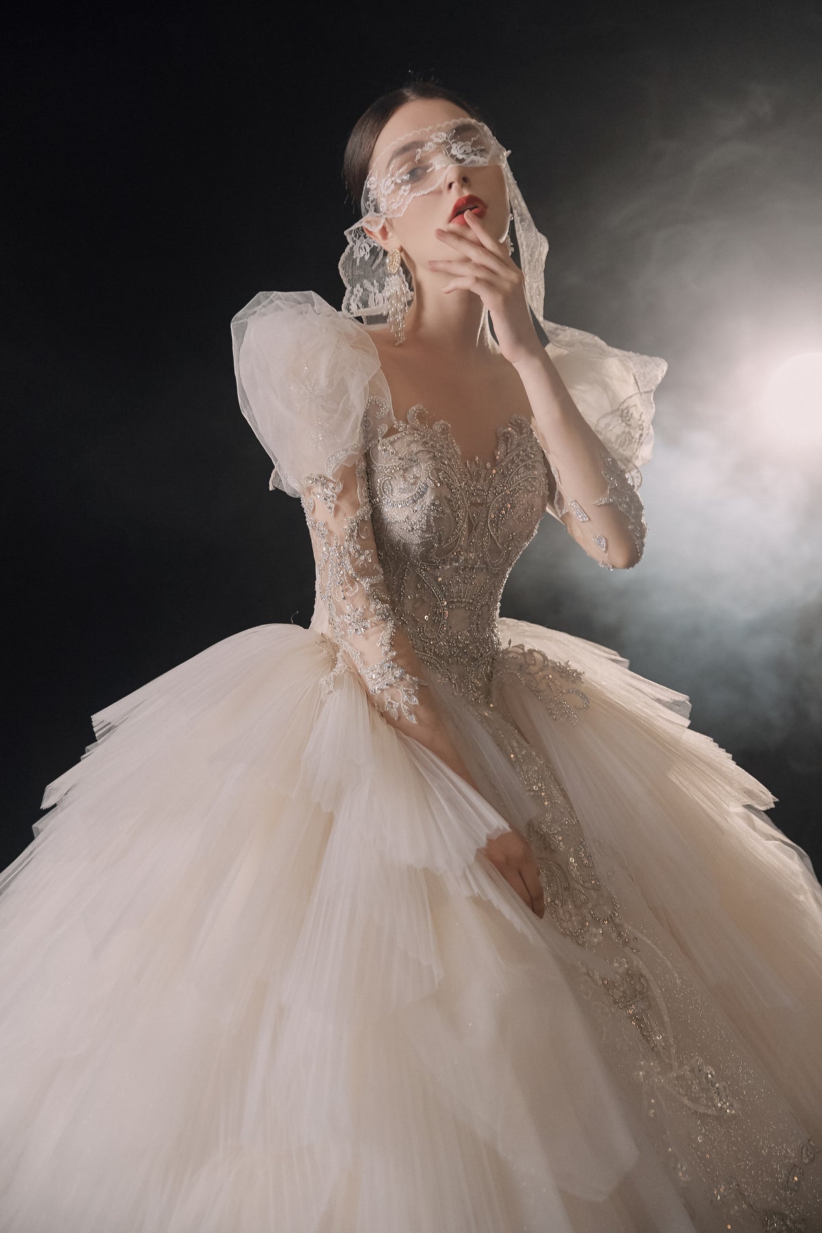 Vestido de Noiva Regal com Mangas Bufantes, Bola de Cristal, Cauda de Catedral e Saia de Tule em Camadas