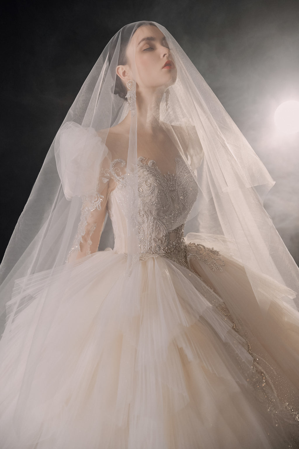 Vestido de Noiva Regal com Mangas Bufantes, Bola de Cristal, Cauda de Catedral e Saia de Tule em Camadas