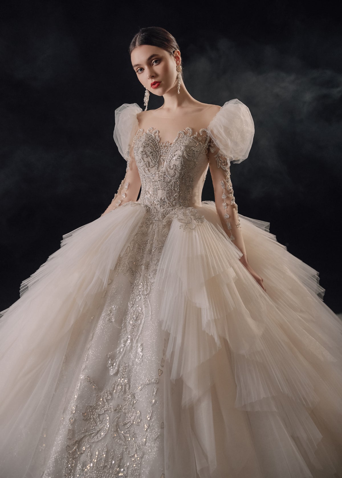 Vestido de Noiva Regal com Mangas Bufantes, Bola de Cristal, Cauda de Catedral e Saia de Tule em Camadas