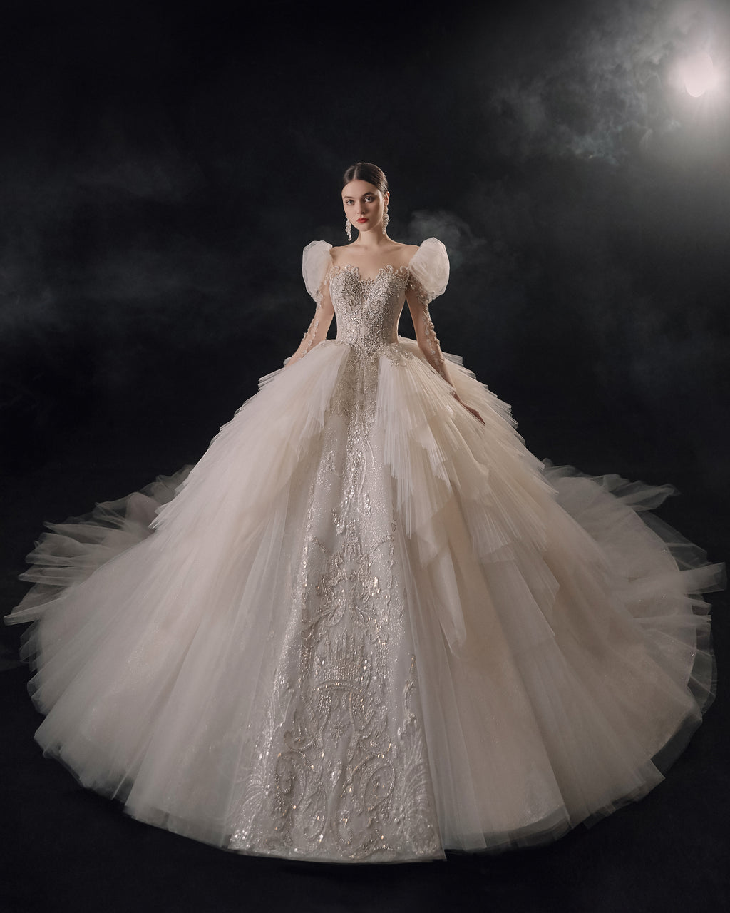 Vestido de Noiva Regal com Mangas Bufantes, Bola de Cristal, Cauda de Catedral e Saia de Tule em Camadas