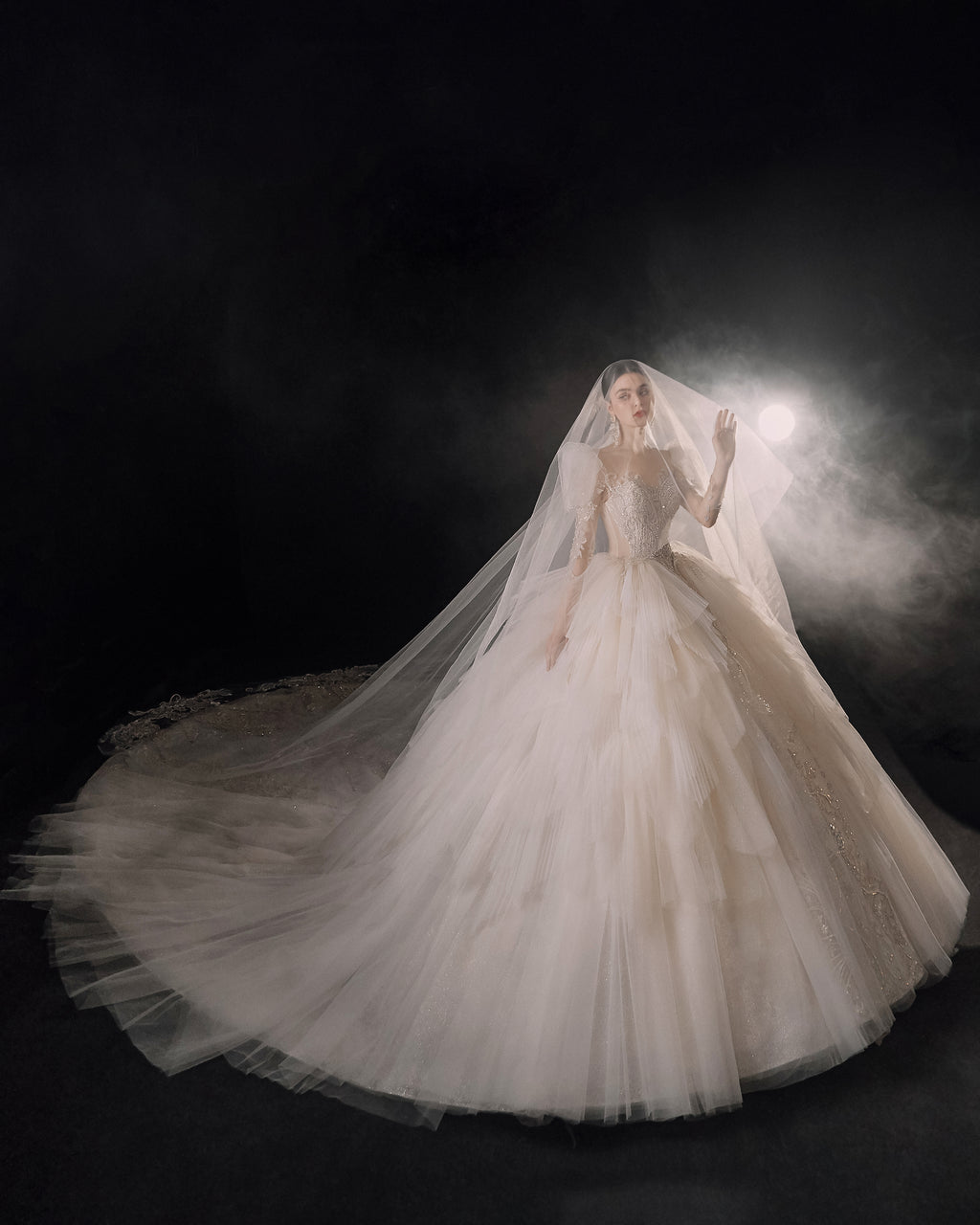 Vestido de Noiva Regal com Mangas Bufantes, Bola de Cristal, Cauda de Catedral e Saia de Tule em Camadas