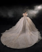Vestido de Noiva Regal com Mangas Bufantes, Bola de Cristal, Cauda de Catedral e Saia de Tule em Camadas