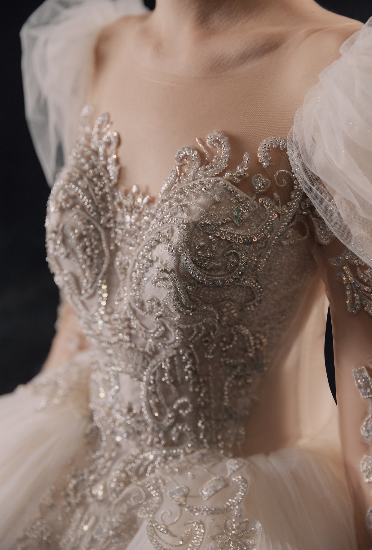 Vestido de Noiva Regal com Mangas Bufantes, Bola de Cristal, Cauda de Catedral e Saia de Tule em Camadas