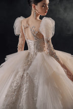 Vestido de Noiva Regal com Mangas Bufantes, Bola de Cristal, Cauda de Catedral e Saia de Tule em Camadas