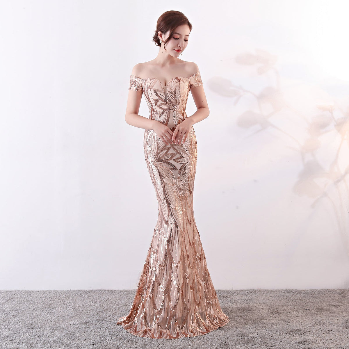Vestido de noite com lantejoulas sem ombros: cauda de peixe comprida, corte justo