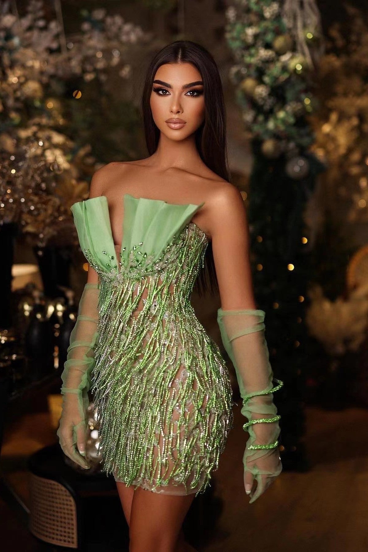 Robe de bal sirène verte courte en tulle sans bretelles à col en V ornée de perles