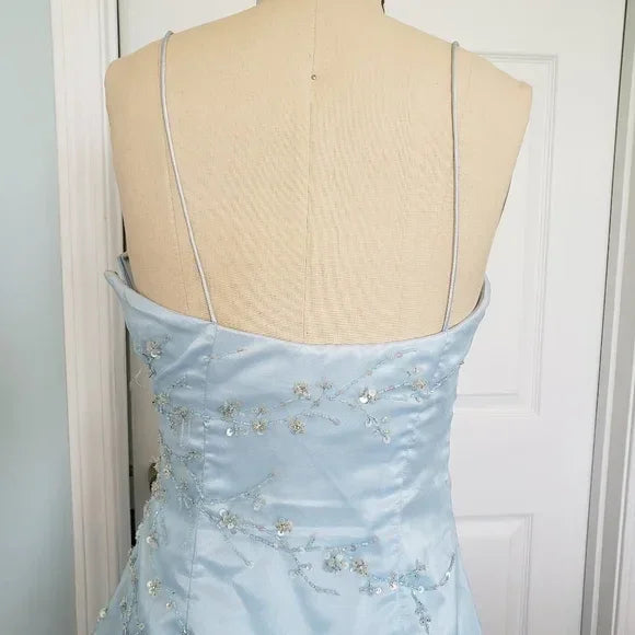Vestido de baile elegante azul gelo com lantejoulas e contas, vestido de baile em linha A com camadas de tule Y7931