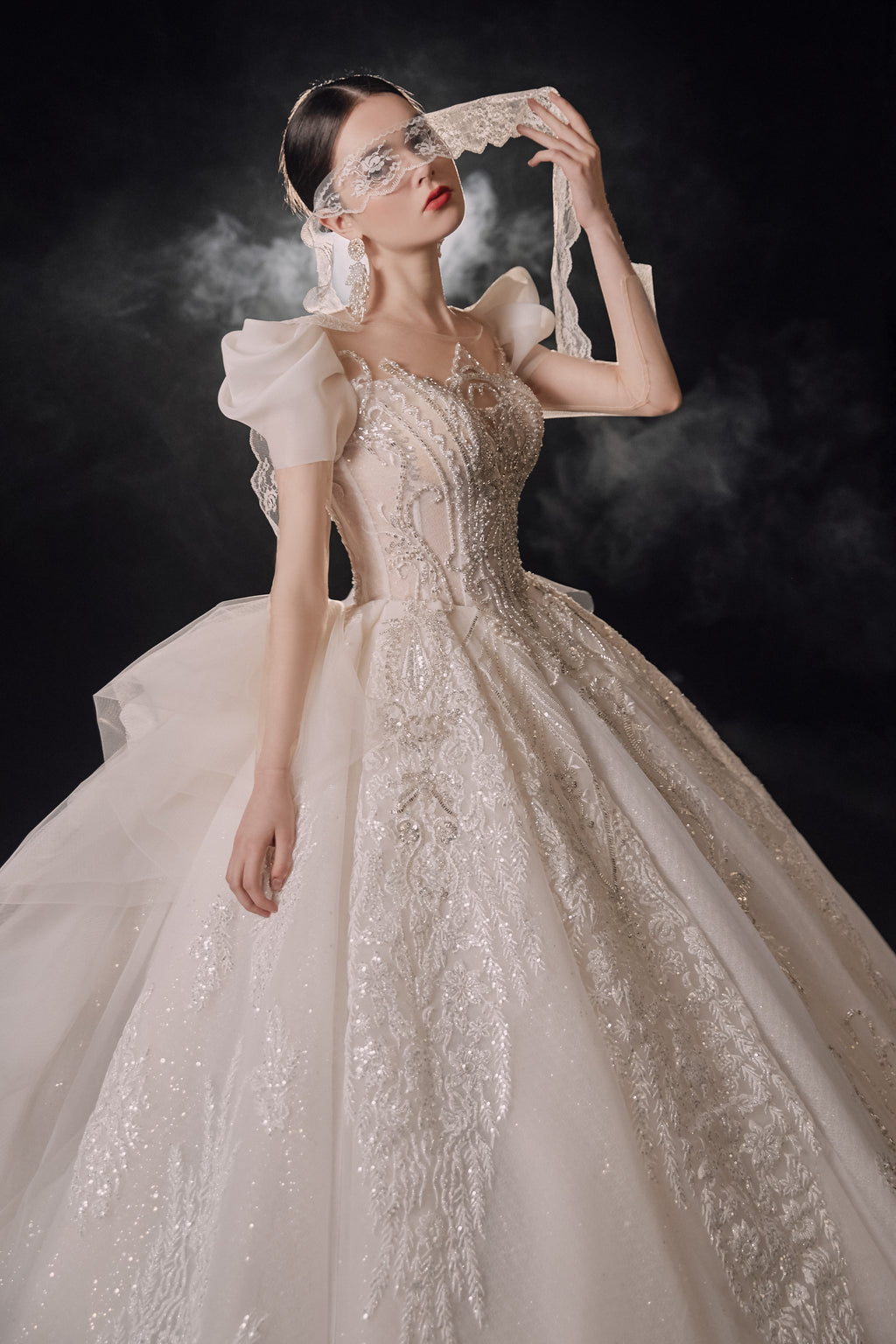 Vestido de Noiva Real com Mangas Bufantes, Bola de Cristal, Cauda de Catedral e Aplicações de Renda 3D