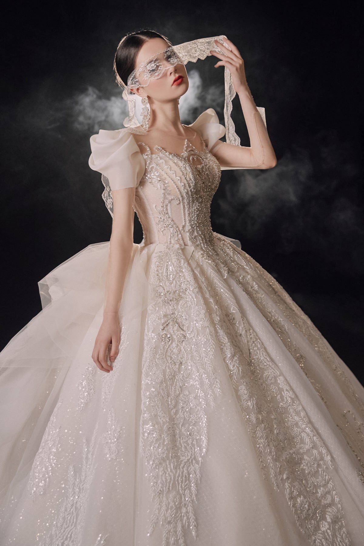 Vestido de Noiva Real com Mangas Bufantes, Bola de Cristal, Cauda de Catedral e Aplicações de Renda 3D