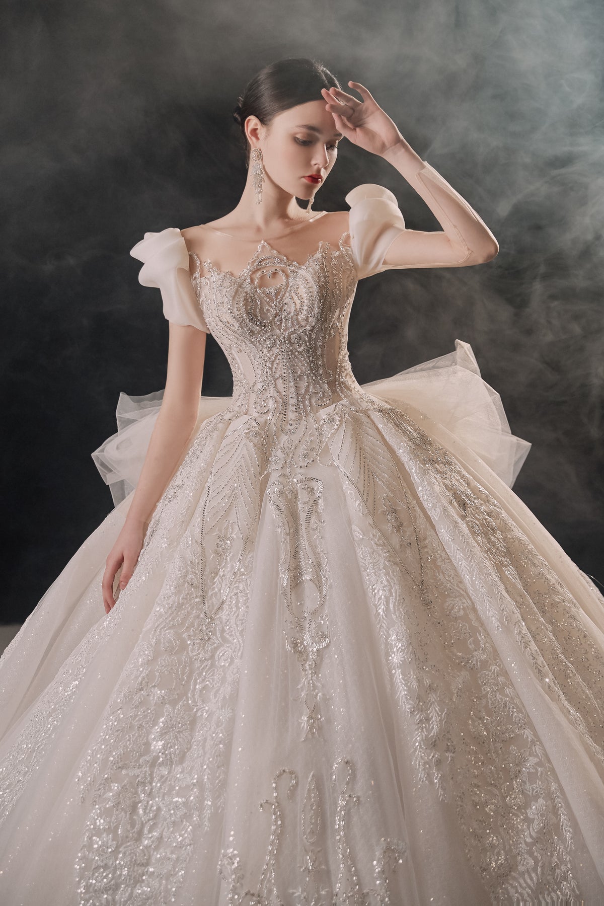 Vestido de Noiva Real com Mangas Bufantes, Bola de Cristal, Cauda de Catedral e Aplicações de Renda 3D