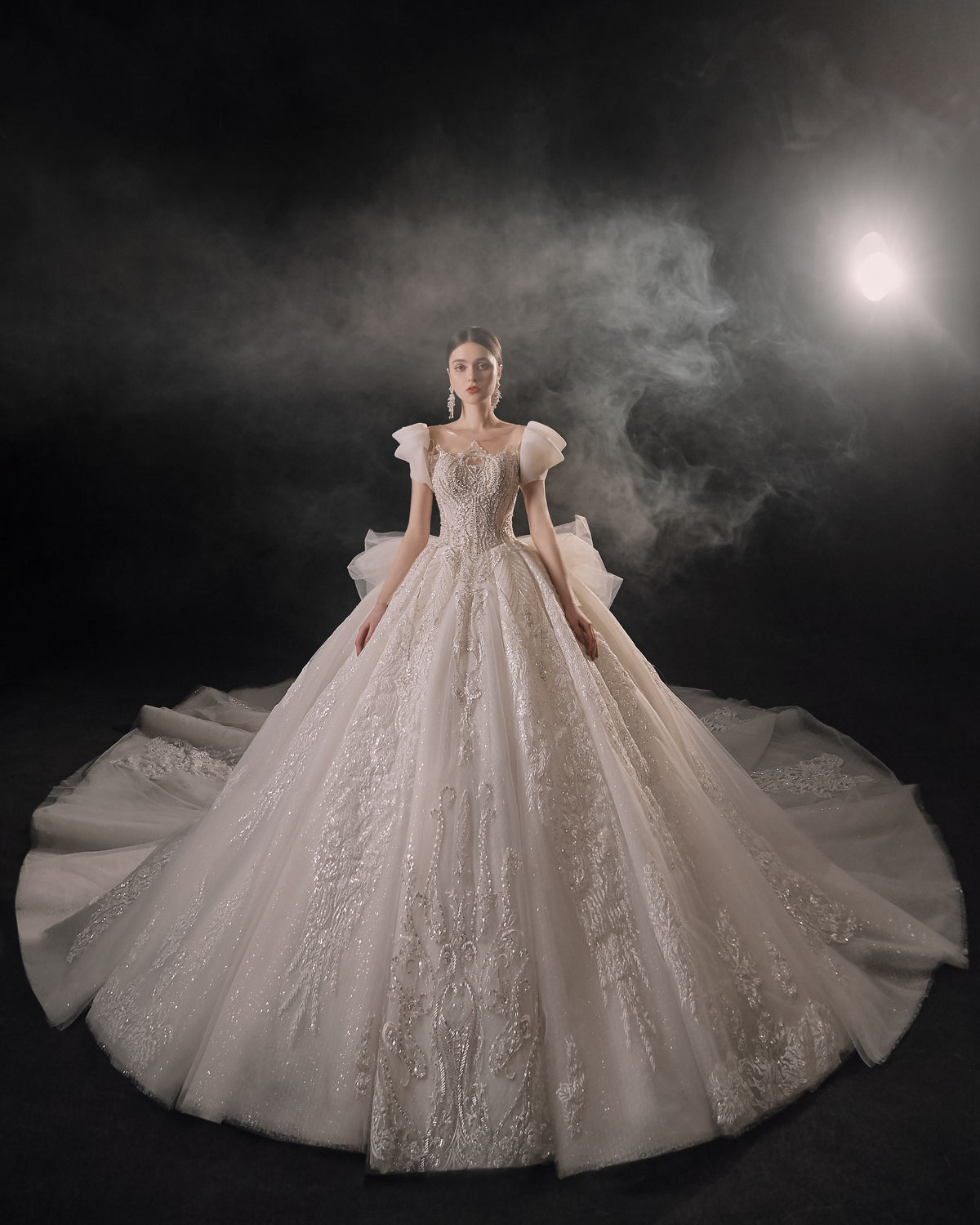 Vestido de Noiva Real com Mangas Bufantes, Bola de Cristal, Cauda de Catedral e Aplicações de Renda 3D