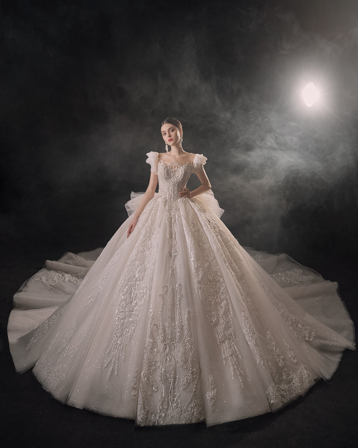 Vestido de Noiva Real com Mangas Bufantes, Bola de Cristal, Cauda de Catedral e Aplicações de Renda 3D