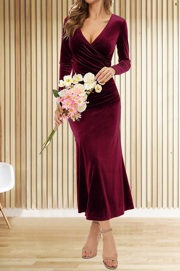 Vestido elegante de cetim com decote em V, pregas na anca e cauda de peixe para noite