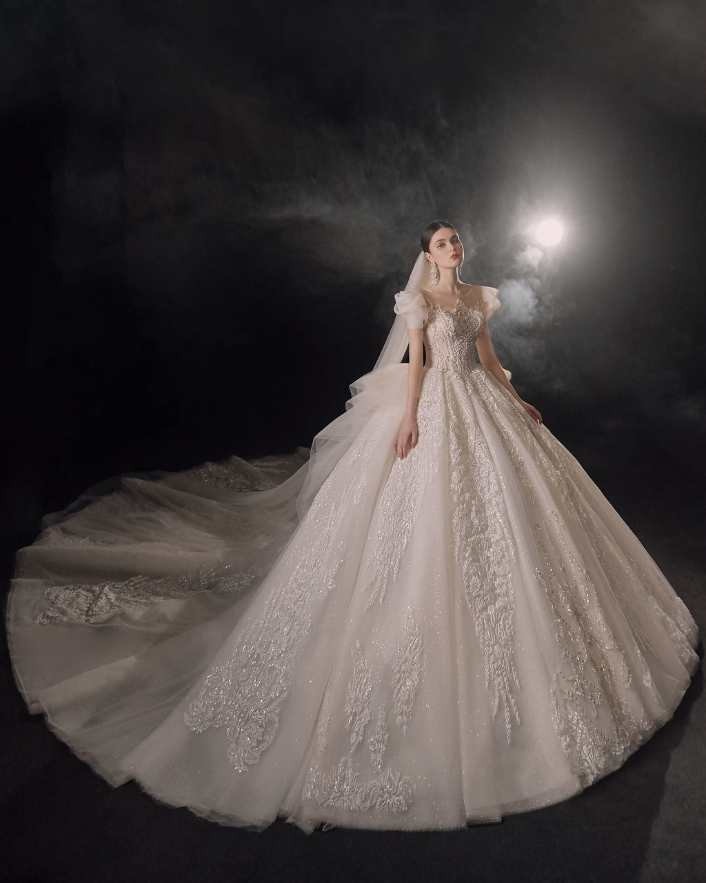 Vestido de Noiva Real com Mangas Bufantes, Bola de Cristal, Cauda de Catedral e Aplicações de Renda 3D